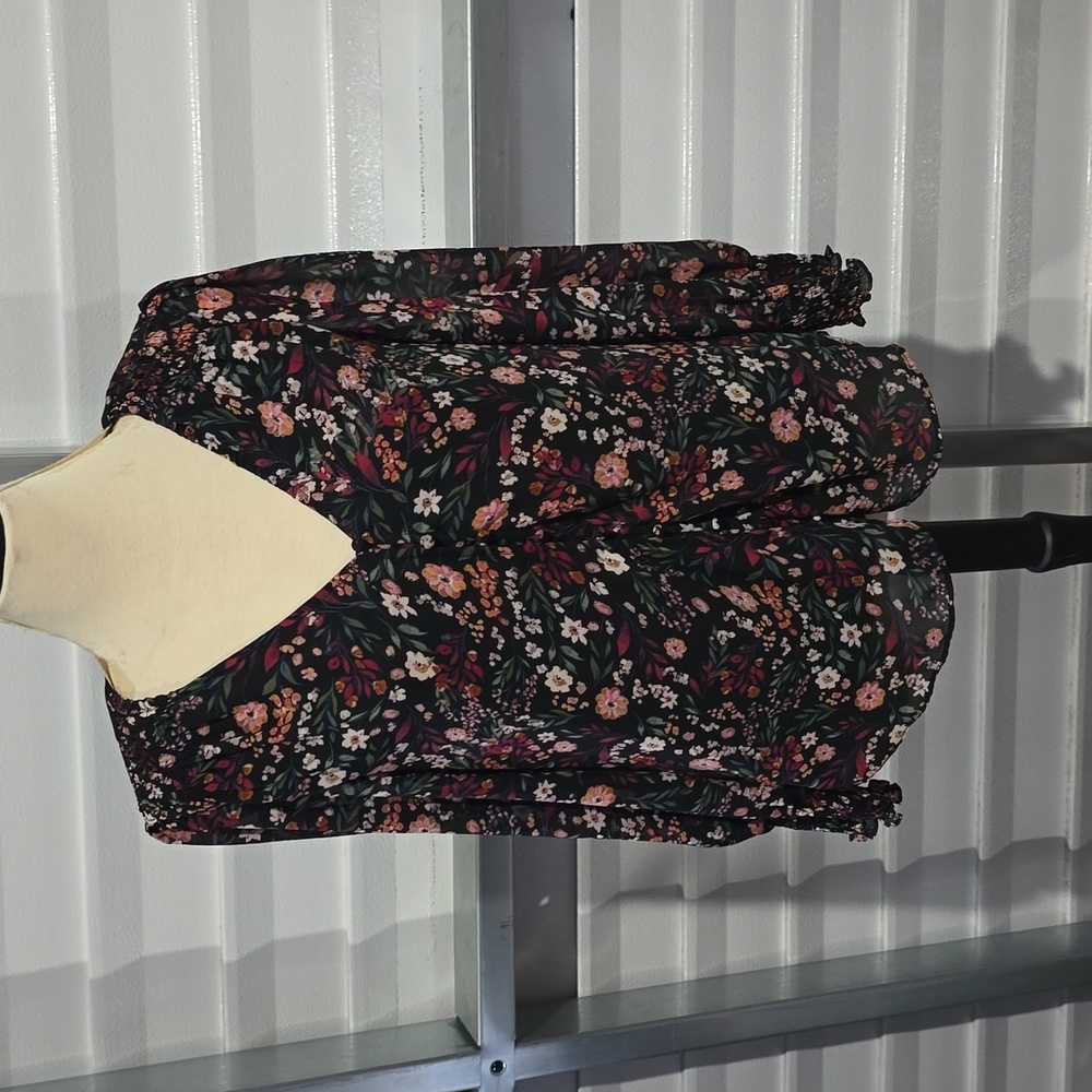 CeCe Floral V-Neck Blouse -‎ Black and Red Size Large